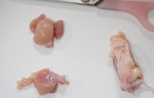 萌到不忍吃掉 日本网友教你做“贵宾狗”炸鸡块,将鸡肉切成小块做出狗的身体和头部造型。