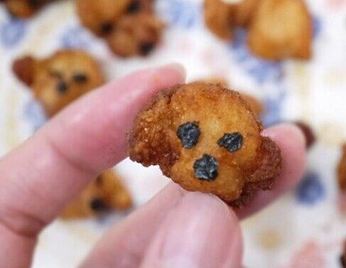 萌到不忍吃掉 日本网友教你做“贵宾狗”炸鸡块,将前面打洞准备好的海苔贴上去做成贵宾狗的眼睛和鼻子。