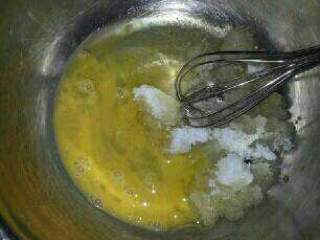 老式桃酥,将植物油放入盆中，放入鸡蛋搅散，不要搅拌上劲，放入白糖混合均匀；
