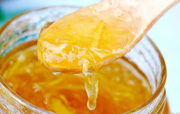蜂蜜姜汤,把切碎的姜末或者姜粉倒入杯中。
烧开水备用。