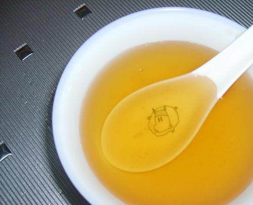 蜂蜜姜汤,倒进蜂蜜后用小勺进行搅拌，搅拌均匀后即可饮用。