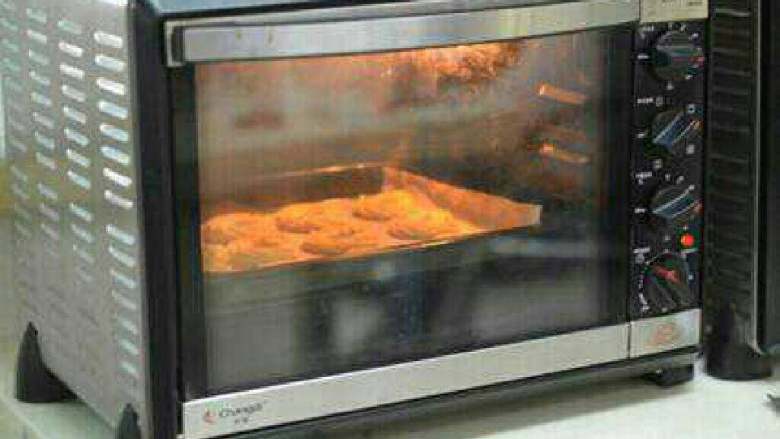 酥脆曲奇饼干,烤箱180度，上下火，预热5分钟后，将烤盘放入烤箱中上层烤12分钟左右即可，具体时间根据曲奇大小不同和烤箱温度不同自行掌握