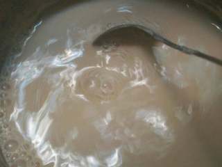 营养豆浆,过滤好的豆浆置锅内煮开，加入白糖即可饮用
