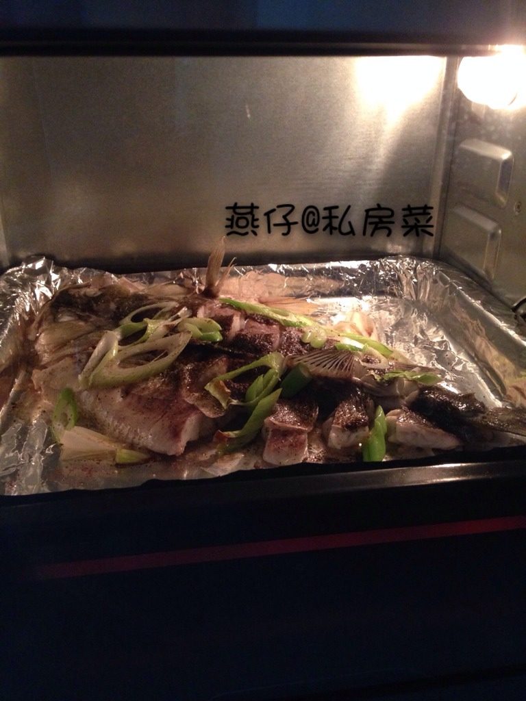 麻辣烤鱼,如图预热烤箱，中下层，上下管，230度，20分钟。