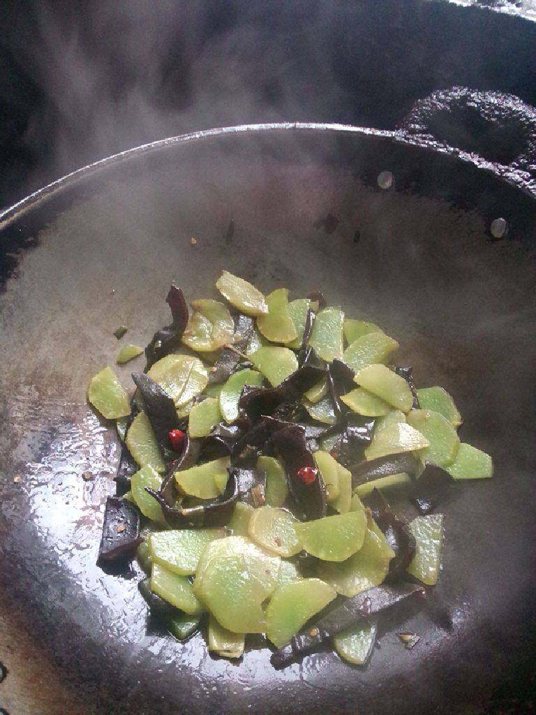 莴笋炒木耳,随后在放入莴笋放入盐味极鲜酱油一点   醋少许   盐鸡精也随后放入