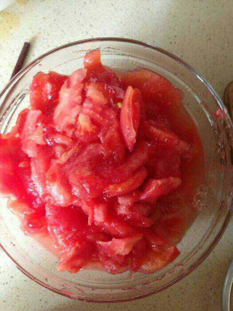 自制番茄酱,将去皮的番茄切成几大块，番茄中如果有未成熟的、绿色的籽，要去掉，以免影响口感
