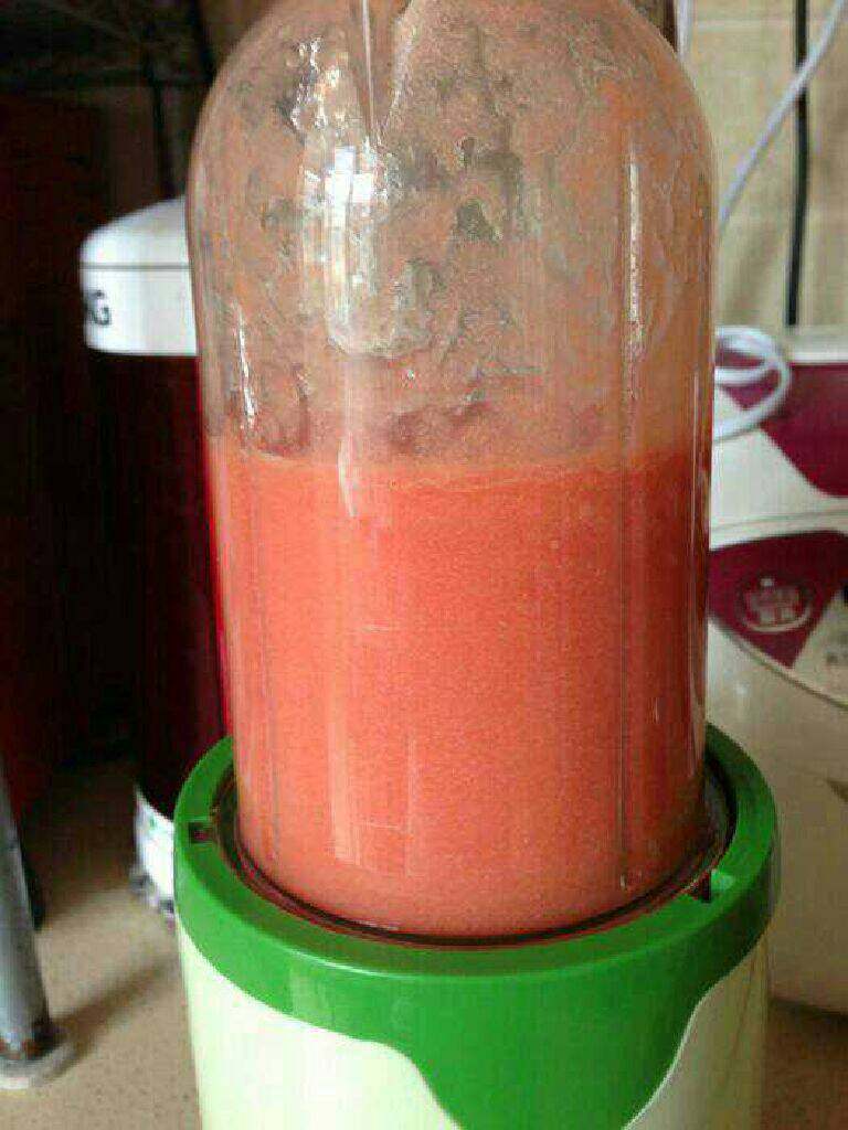 自制番茄酱,用搅拌机将番茄打碎，番茄先切大块，再打碎，是为了避免在切的过程中损失太多的汁水
