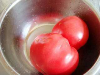自制健康番茄酱,先把番茄洗净。