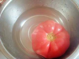 自制健康番茄酱,用热水烫一下，剥去外皮。