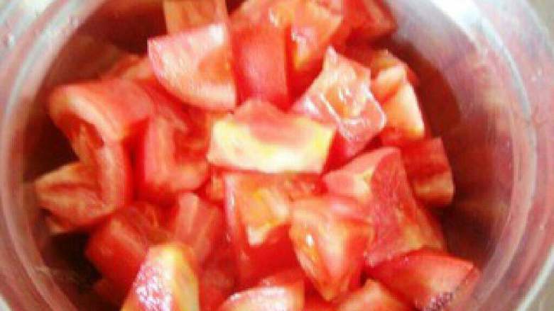 自制健康番茄酱,切成小块。