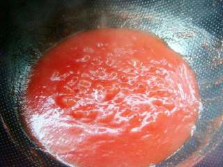 自制健康番茄酱,烧开转小火，熬到番茄汁浓稠即可。