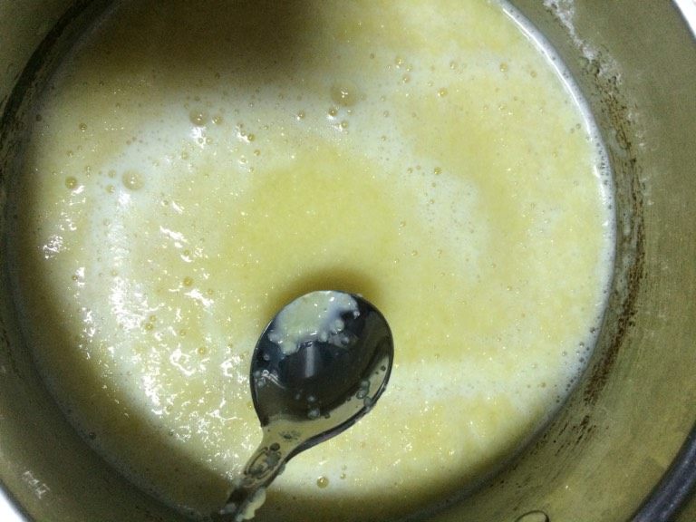 姜母红糖饮,如图将打碎的姜汁倒入汤锅