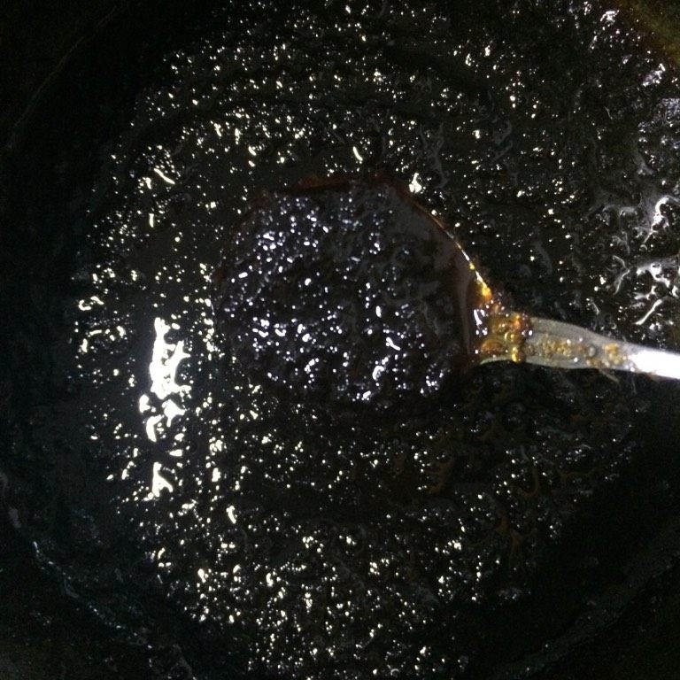 姜母红糖饮,如图直至熬制至粘稠，呈黑亮色