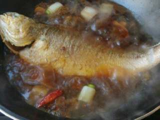 家常黄鱼,大火烧开加入盐调味，改小火炖20分钟
