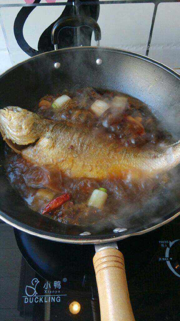 家常黄鱼,大火烧开加入盐调味，改小火炖20分钟