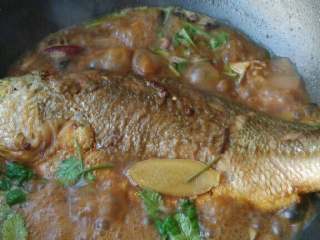 家常黄鱼,汤快没时改大火收汤，出锅前加入香菜