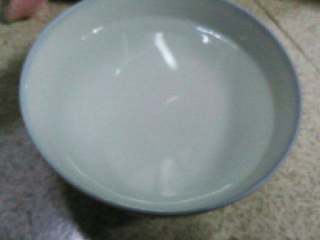 炸油角,用碗称半碗清水备用