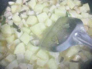 土豆香菇炒鸡丁,加适量水焖煮片刻