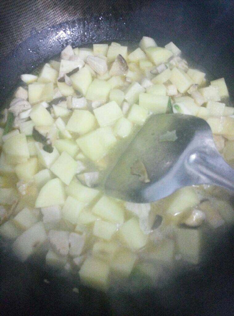 土豆香菇炒鸡丁,加适量水焖煮片刻
