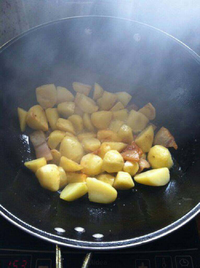 炕洋芋,放入煮好的土豆一起翻炒