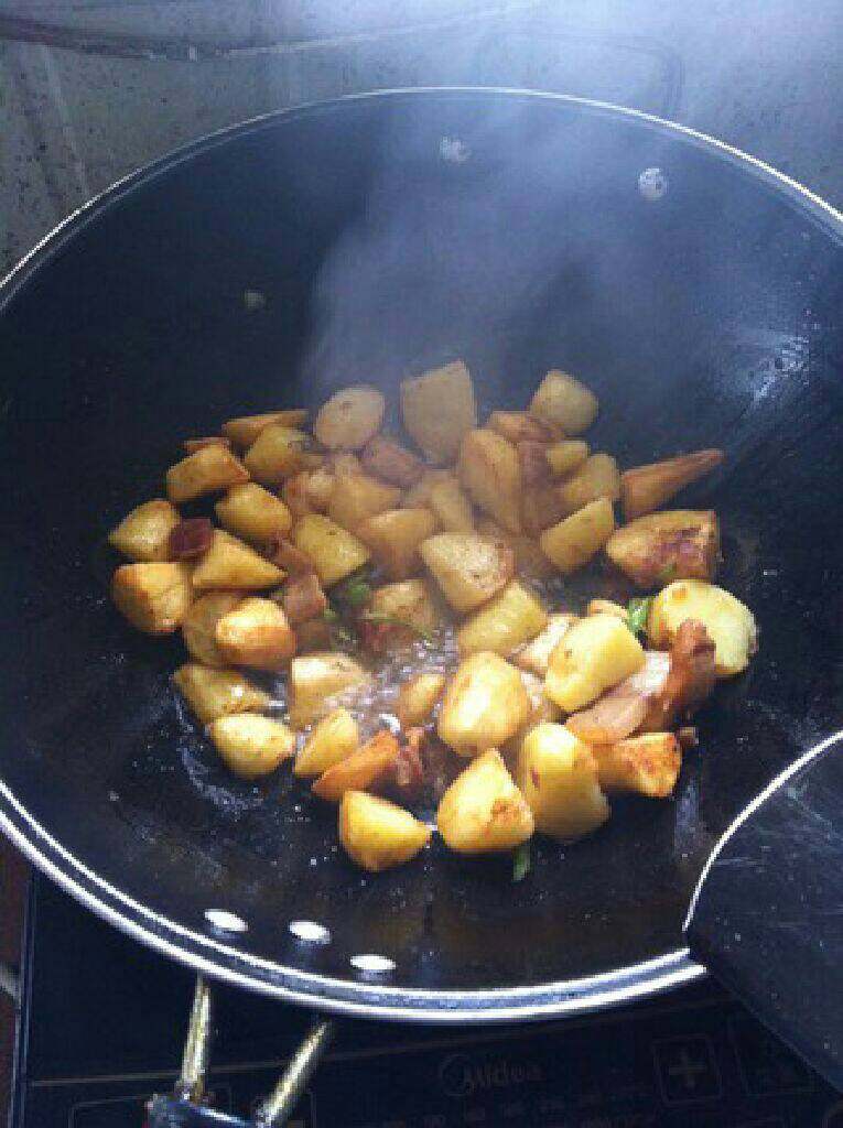 炕洋芋,大火爆炒八分钟至土豆焦黄