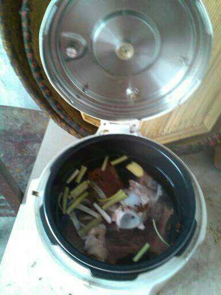 大骨汤面,把骨头和姜加水，放电饭锅里煮一个小时