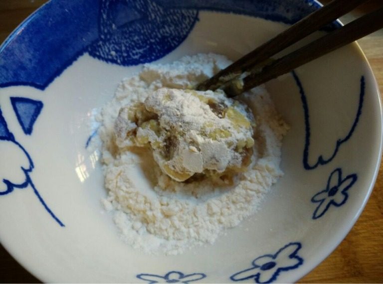 蒜香排骨,如图将腌制好的排骨裹上一层香脆粉