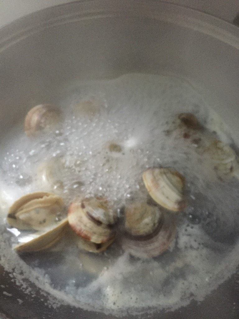 梭子蟹焖红薯粉,大蛤俐洗干净、放清水煮一会，汤留着备用。