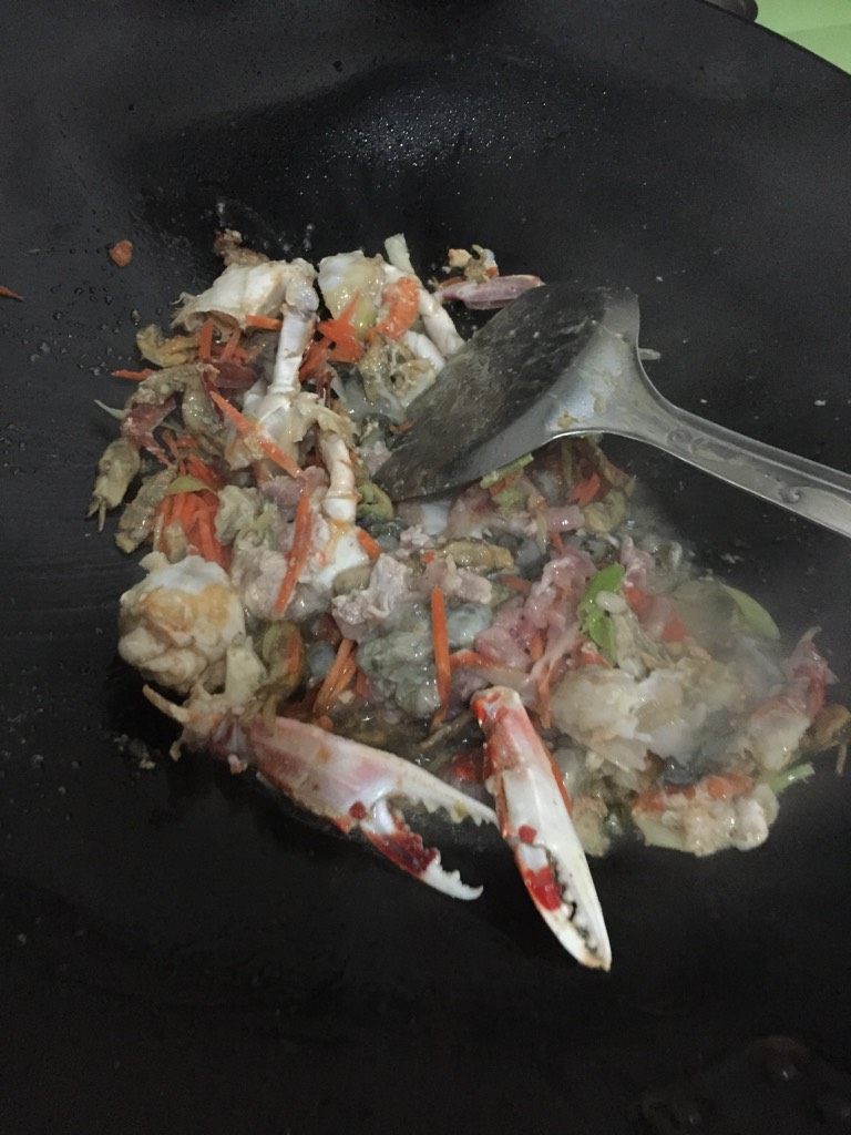 梭子蟹焖红薯粉,锅里放适量油，加入胡萝卜 瘦肉丝 海蛎 梭子蟹 青蒜爆炒半熟