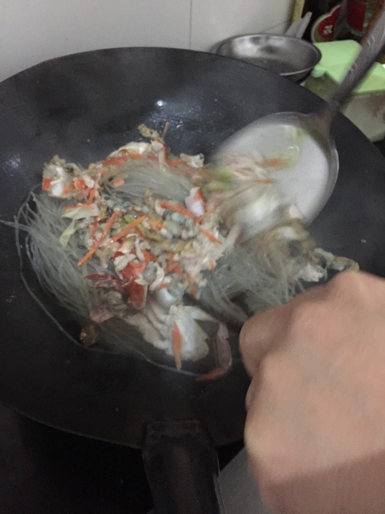 梭子蟹焖红薯粉,如图然后加入红薯粉、再加入用大蛤俐煮出来的汤，没过红薯粉，放入适量盐味精 生抽中火焖，中间要翻炒不然怕粘锅了