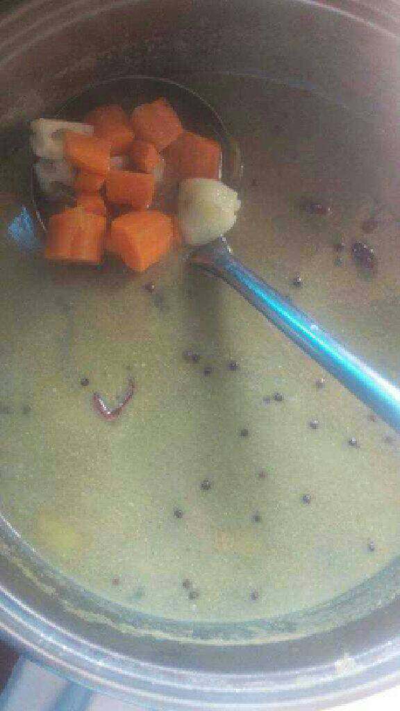 美味大骨汤,煲一个小时后加入胡萝卜和莲藕再继续煲半个小时