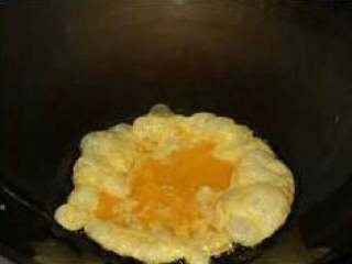 西红柿鸡蛋面,热锅炒熟鸡蛋