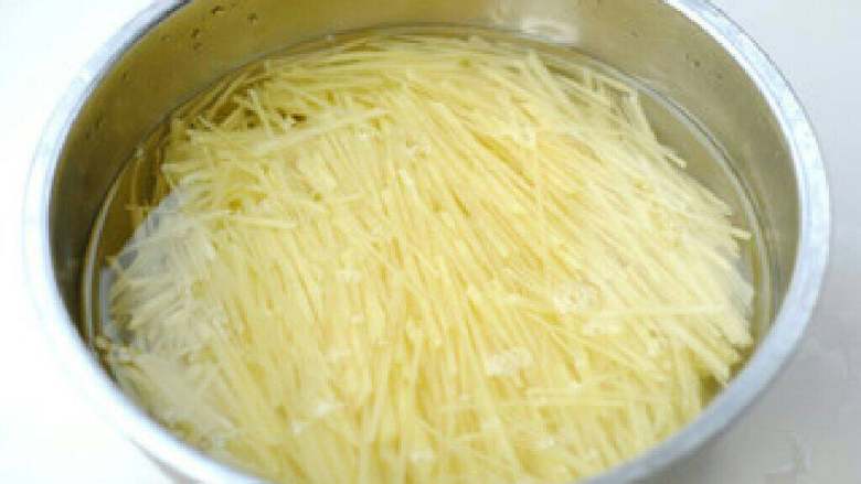酸辣土豆丝,用清水将切好的土豆丝泡去淀粉，（这样炒出的土豆丝清爽不粘）。