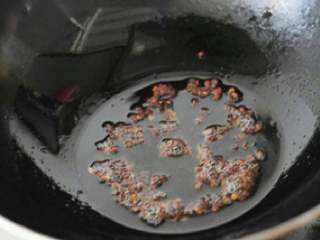 酸辣土豆丝,锅内放油放入花椒煸炒出香味。