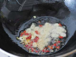 酸辣土豆丝,将炸好的花椒捞出，锅内放入葱、姜、蒜末、辣椒段煸炒出香味。