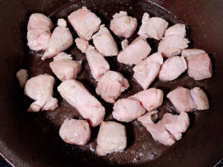 香菇板栗焖饭,锅中倒入油，放入梅花肉炒至变色。