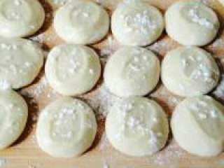蒸春饼的做法, 下剂子（饼坯）➡️刷油➡️放面粉➡️再刷匀，饼熟后易揭开。