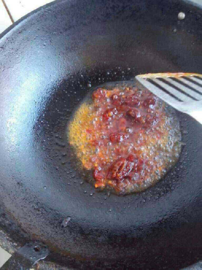 家常的鱼香肉丝,锅留底油炒香豆瓣酱
