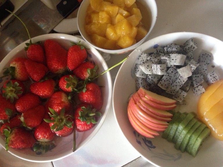 水果生日蛋糕,准备水果，切块备用