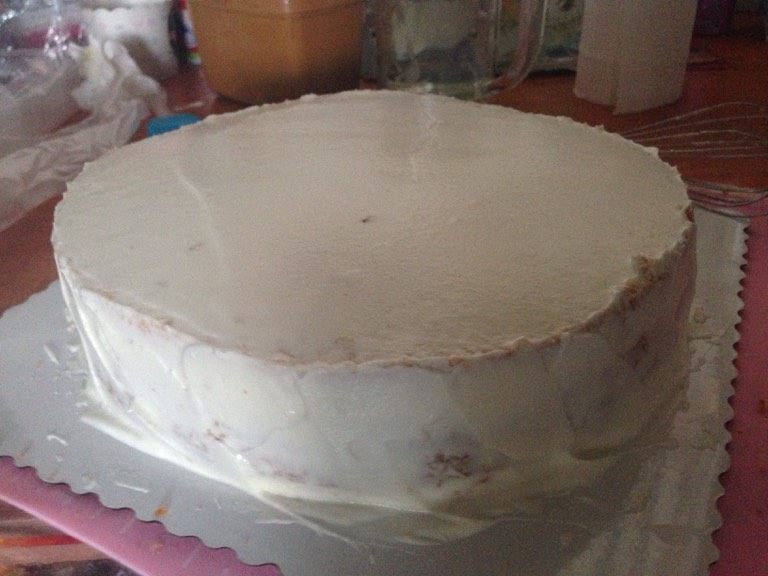 水果生日蛋糕,涂抹奶油，顶部及周围