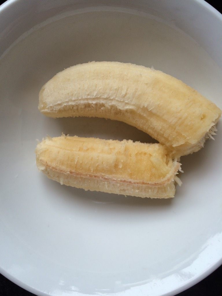 软煎香蕉饼,如图香蕉一根剥皮放入碗中