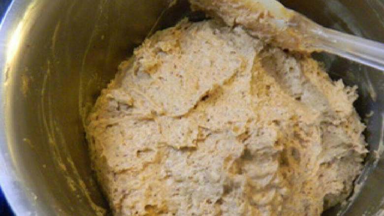 枣泥核桃麦芬,翻拌均匀，无干粉，成湿润的麦芬蛋糕糊；