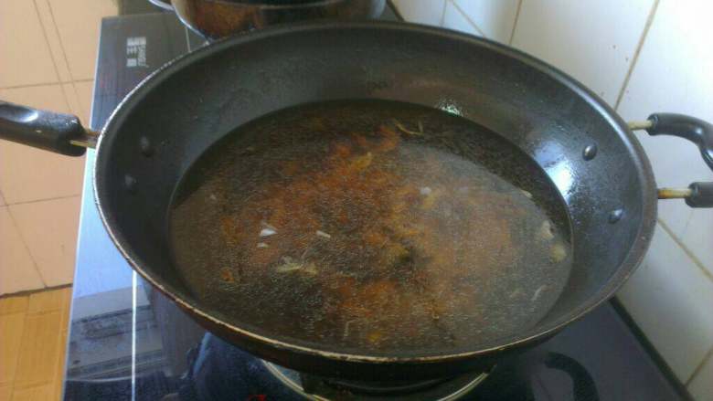青椒肉丝汤面,加适量水烧开；