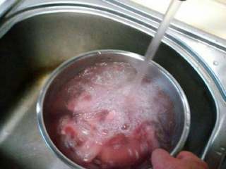 叉烧排骨,排骨用苏打腌一小时后，过清水反复漂洗干净。