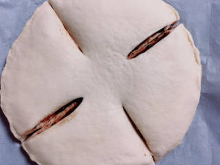 红糖面包,中间留个圆形，切四等份。