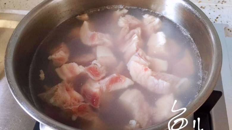 白萝卜炖猪肉,五花肉凉水下锅，焯水去血沫