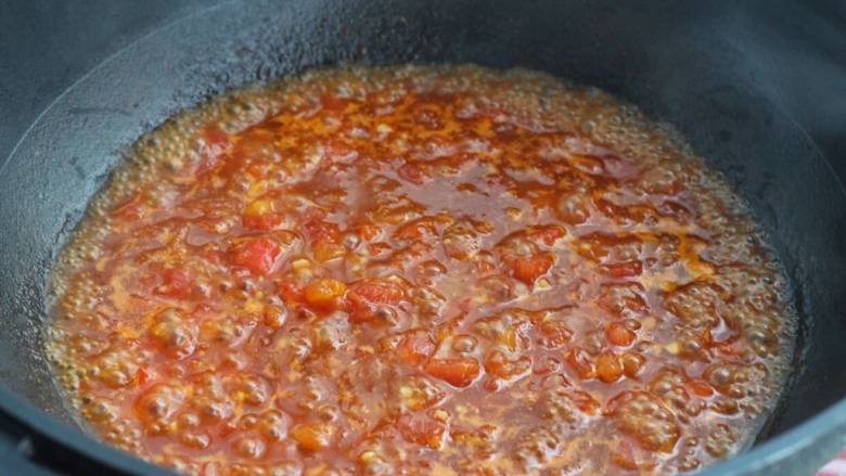 白菜卷肉,加入一大勺生抽翻炒均匀，倒入蒸菜卷盘里的汤汁小火煮至黏稠状态。