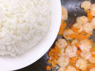 玉米虾仁蛋炒饭,放入米饭