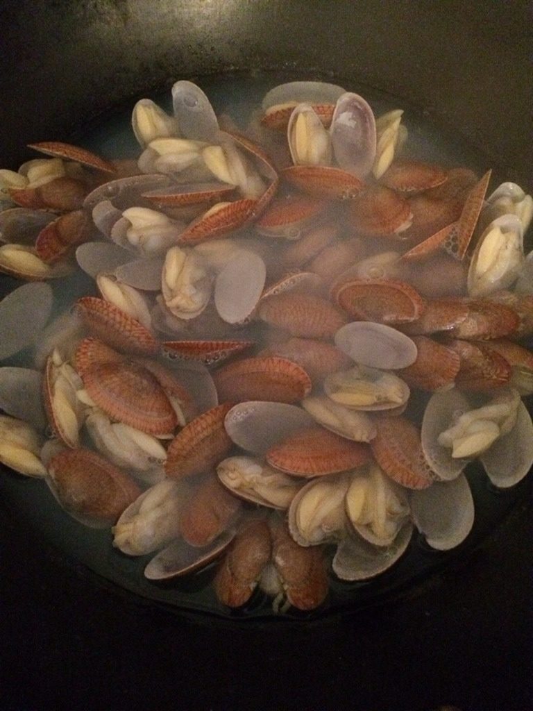 清炒花蛤,如图冷水放花蛤焯水，煮到花蛤都开壳，捞出备用。