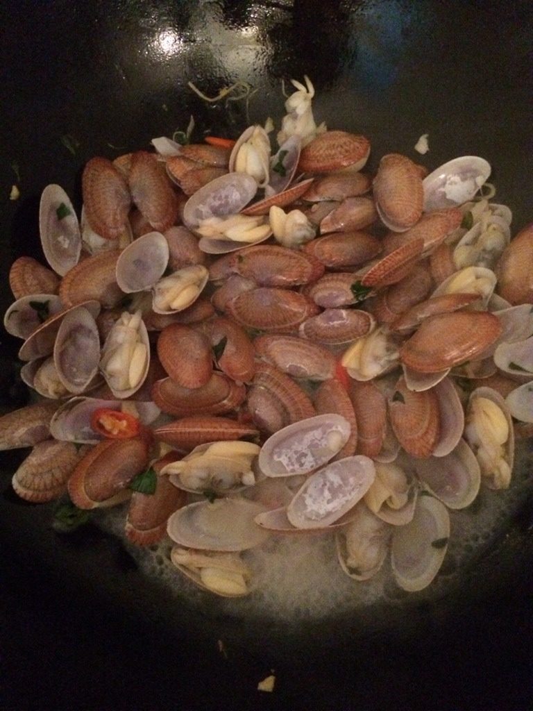 清炒花蛤,如图配料炒出香味时就把花蛤倒进去翻炒，翻炒一两分钟放点水进去，加盐调味。